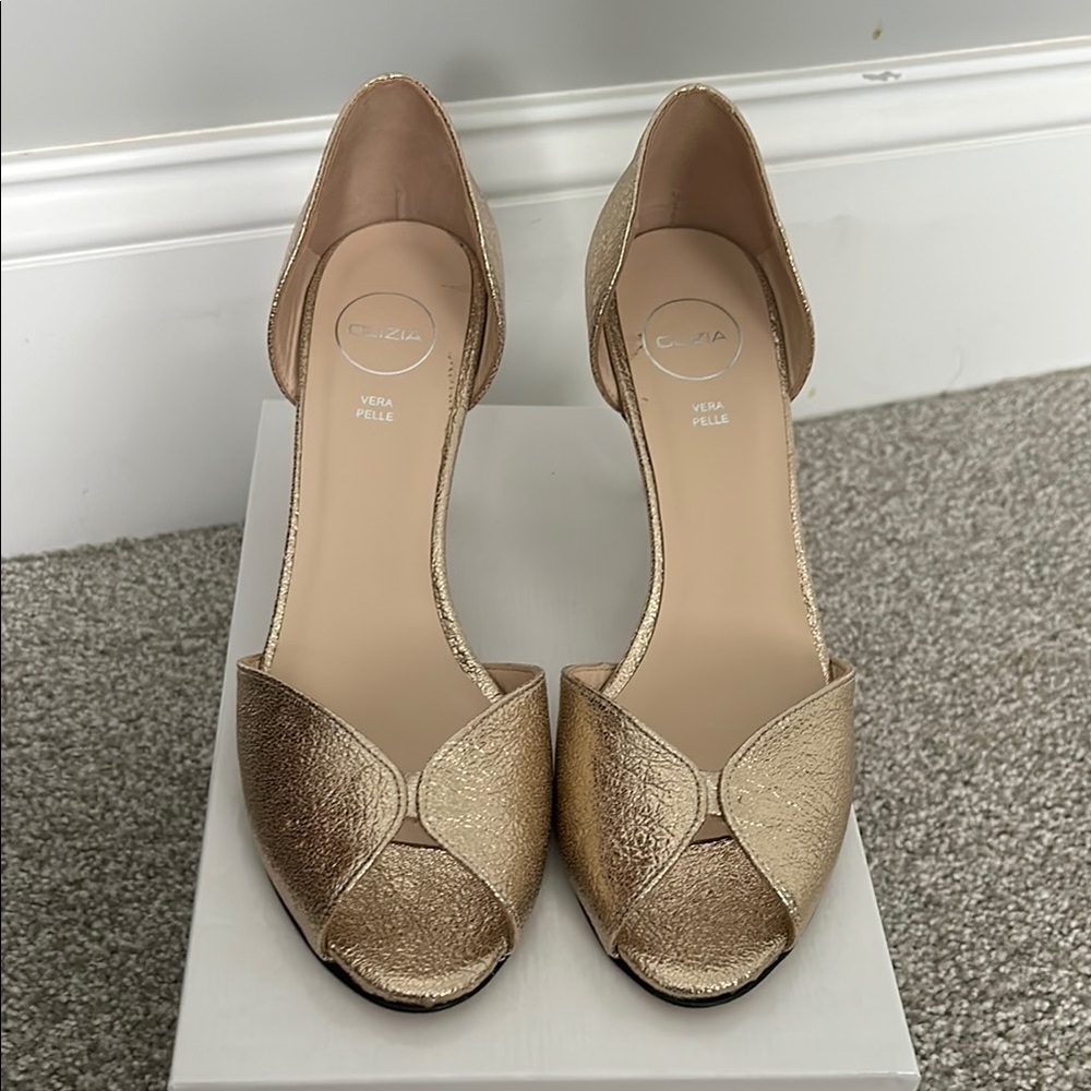 Vera Pelle Gold Heels Classic Peep-Toe Design - NEW